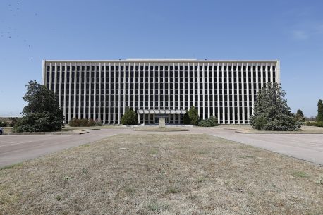 Façade de l'entrée principale du hall Mercure avant travaux © tous droits réservés - Pôle aéronautique - photo Ouest Provence