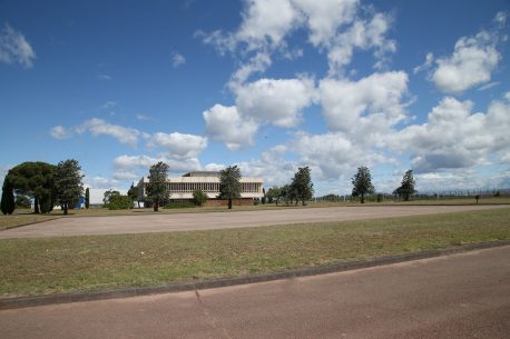Vue éloignée du futur restaurant et salle de conférence avant travaux © tous droits réservés - Pôle aéronautique - photo Ville d'Istres