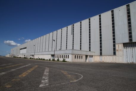 Vue de côté du hall Mercure avant travaux © tous droits réservés - Pôle aéronautique - photo Ville d'Istres
