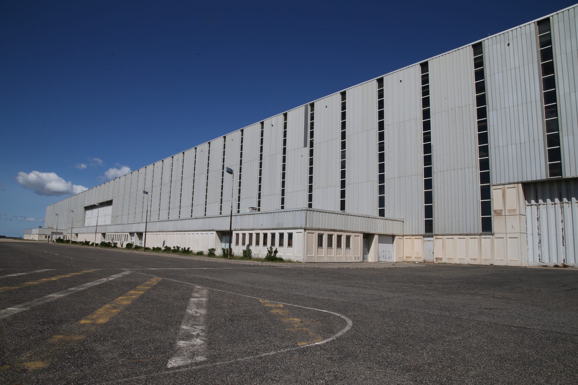 Vue de côté du hall Mercure avant travaux © tous droits réservés - Pôle aéronautique - photo Ville d'Istres