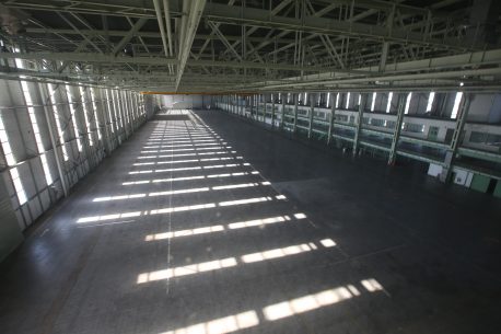 Intérieur du hall mercure avant travaux © tous droits réservés - Pôle aéronautique - photo Ville d'Istres